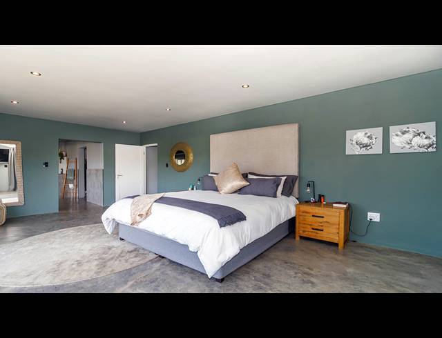 6 BEDROOM TOWNHOUSE FOR SALE IN CRESTHOLME